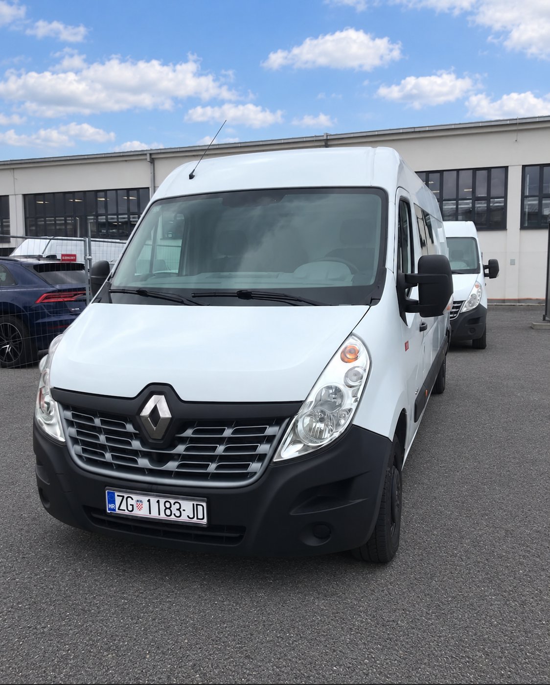 Bijeli Renault Master AK selected fotografiran sprijeda
