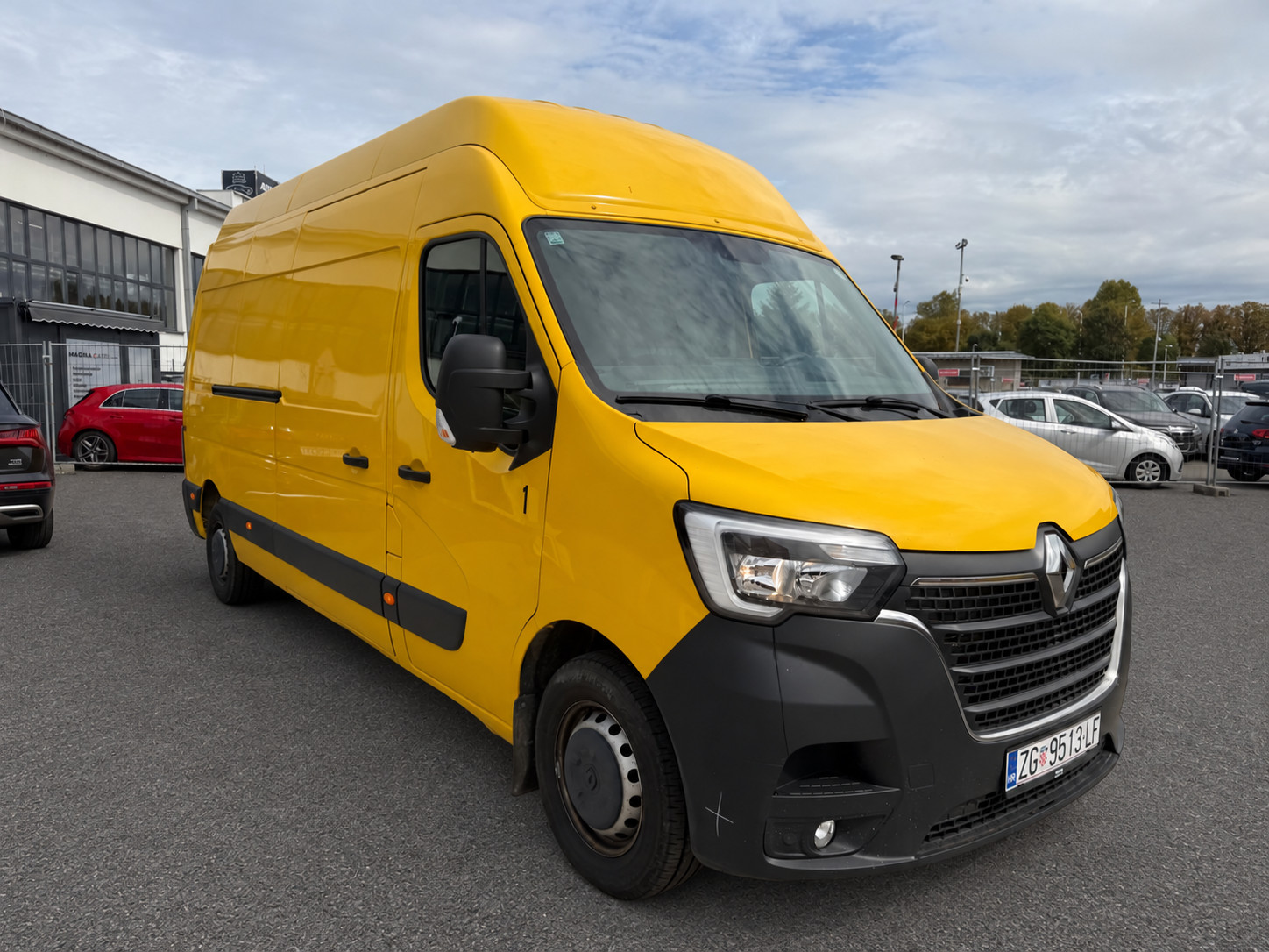 Veliki žuti Renault Master AK selected fotografiran sprijeda i bočno