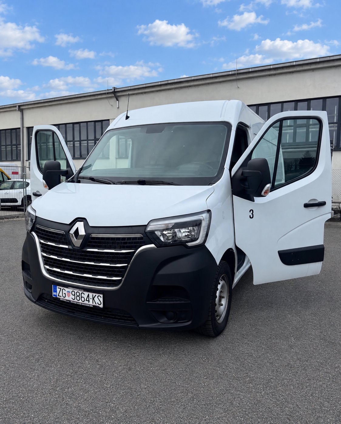 Bijeli teretni kombi AK selected s otvorenim prednjim vratima