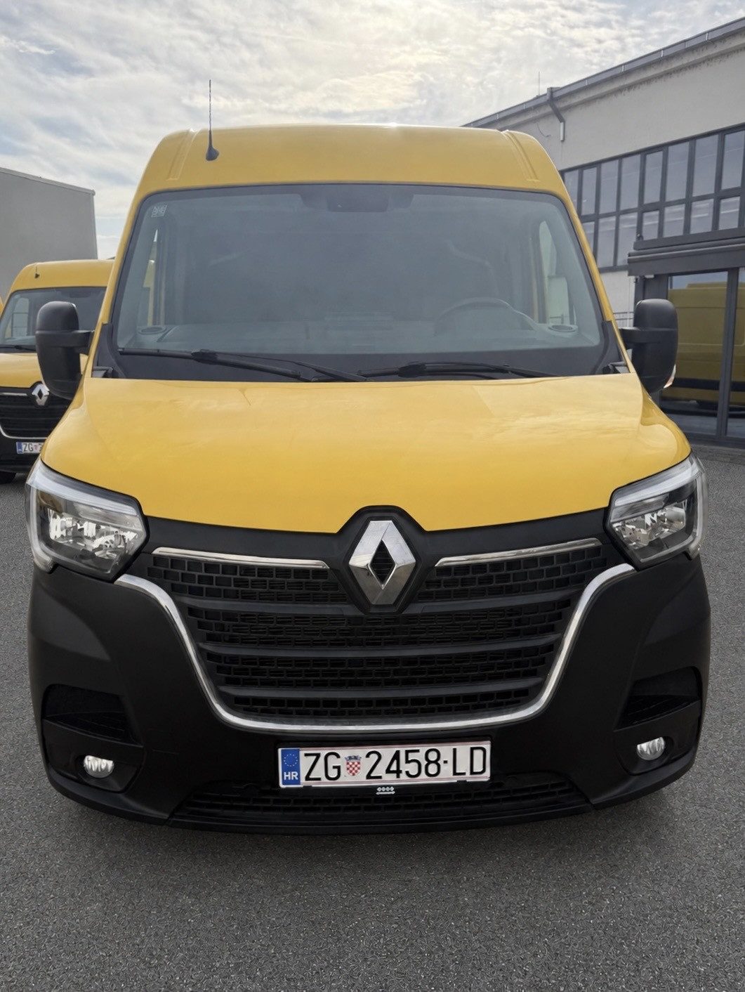 Žuti Renault Master AK selected fotografiran sprijeda